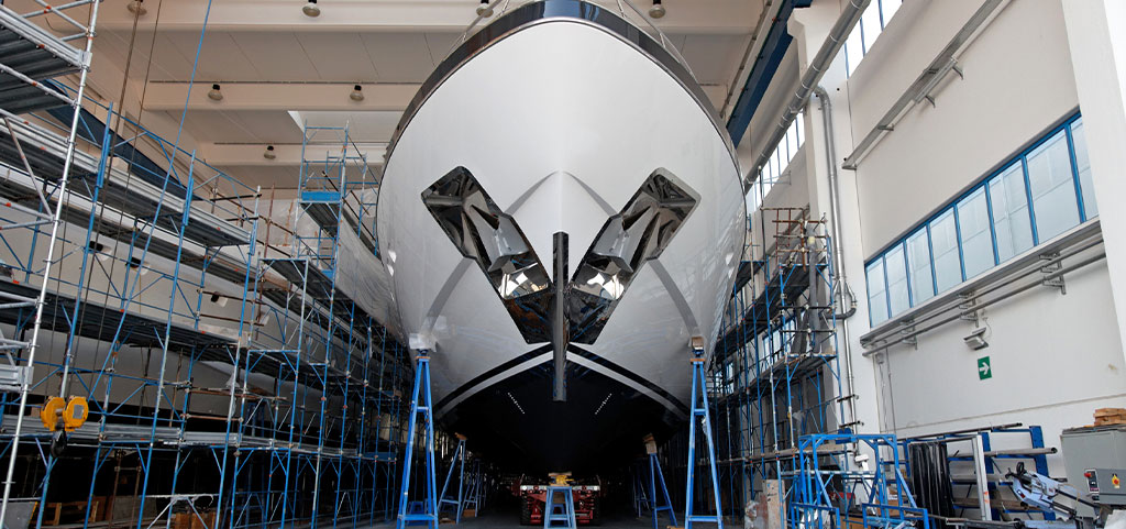 Vista frontale di un grande yacht a motore di lusso in un impianto di costruzione navale