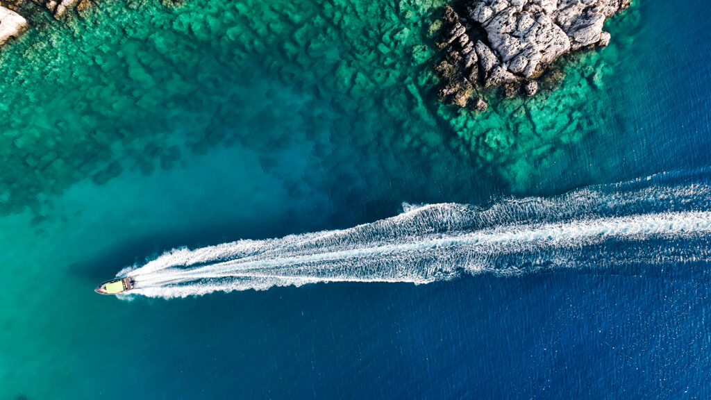 Veduta aerea di una barca veloce ad Antalya Kekova.