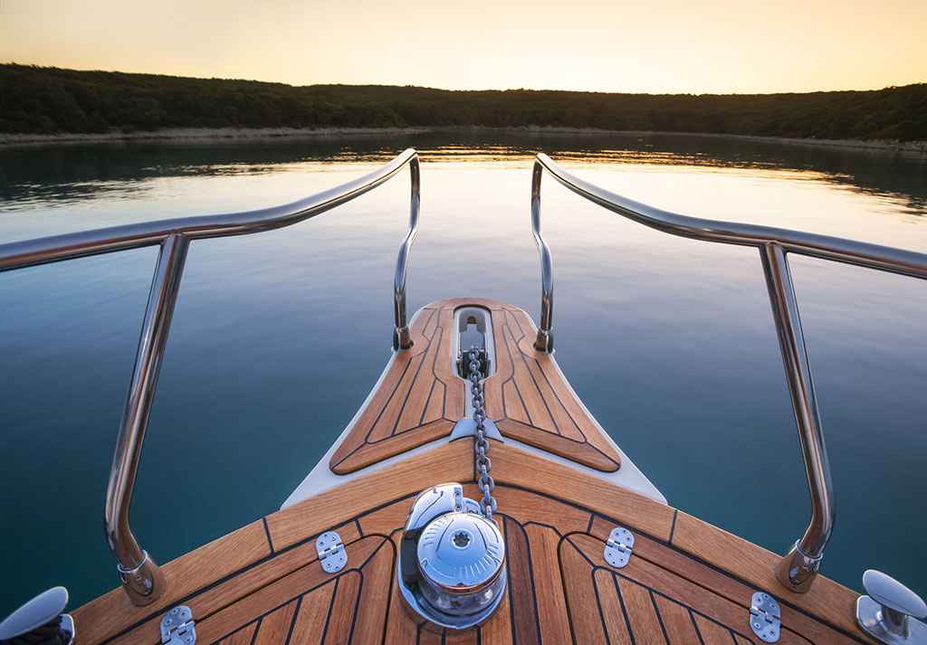 immagine evocativa nel mondo yachting dal ponte di una imbarcazione moderna in legno