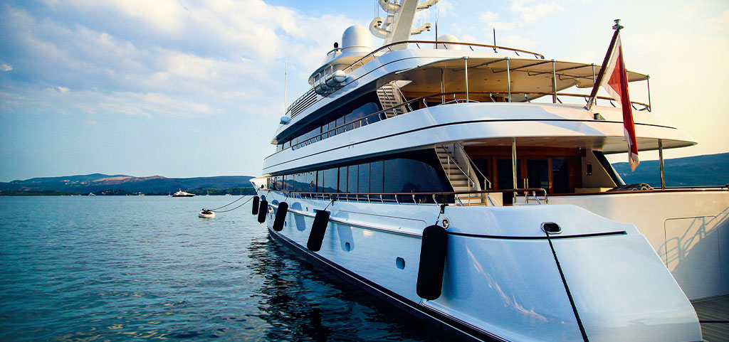 Yacht moderno di lusso che naviga nel mare Adriatico, Montenegro.